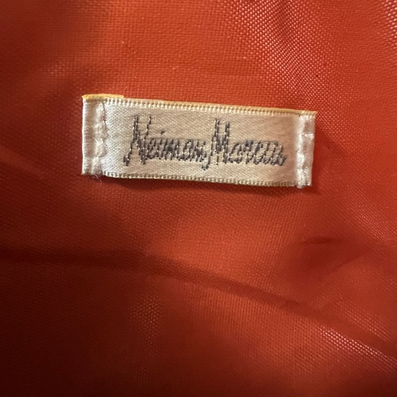 Neiman Marcus tote bag with snap closure and two big front pockets - Picture 3 of 8